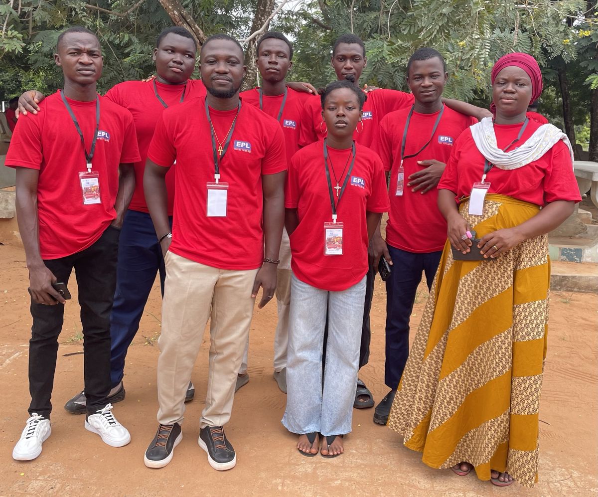 L'équipe HONAM en t-shirts rouges EPL avec badges, en extérieur