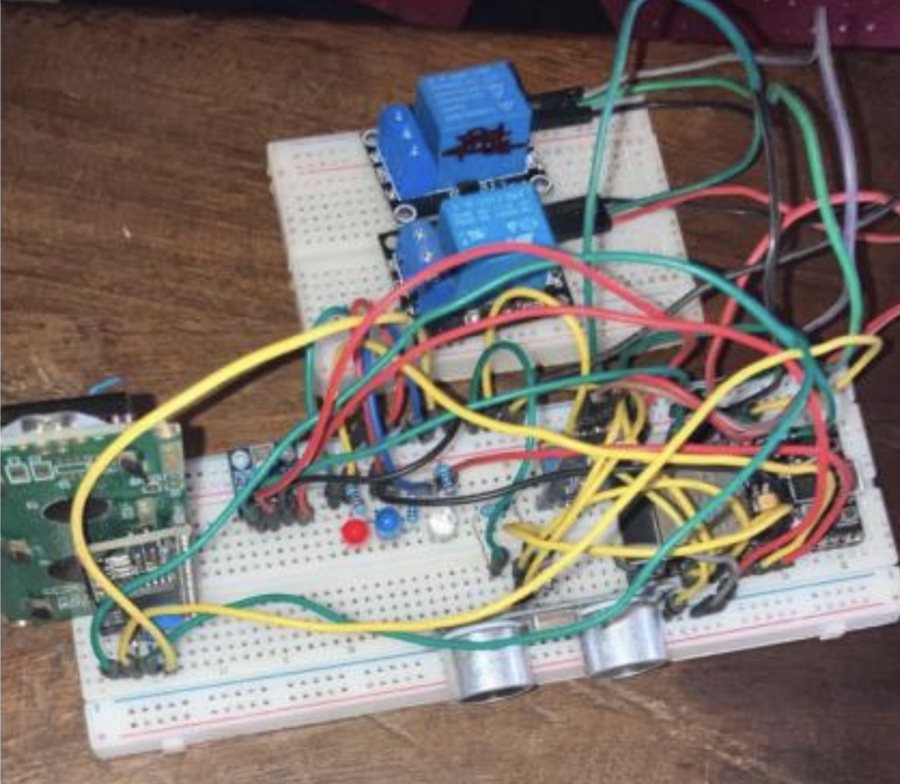 Montage sur plaque d'essai : ESP32, deux relais, capteur ultrasonique, écran LCD, LED rouge, bleue et blanche