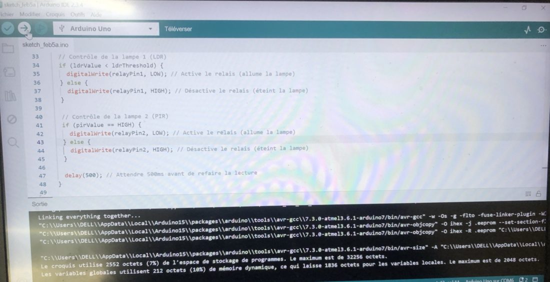 Code Arduino : si la valeur de la LDR est sous le seuil, le relais 1 allume la lampe ; si le PIR détecte une présence, le relais 2 allume la lampe