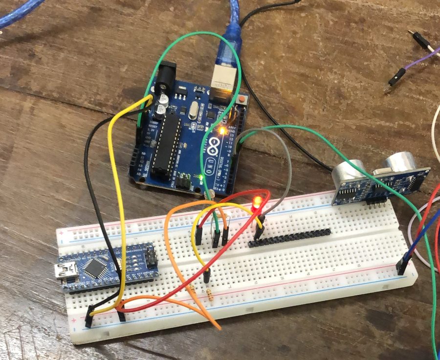 Arduino Uno relié à une plaque d'essai avec Arduino Nano, LED rouge allumée et capteur ultrasonique