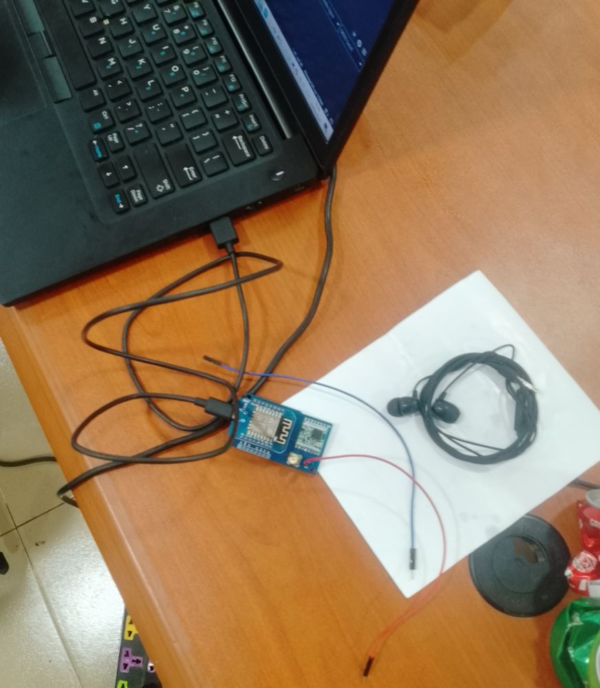 Passerelle : carte ESP8266 Wi-Fi et module radio LoRa sur un même shield, reliée par USB à un ordinateur portable